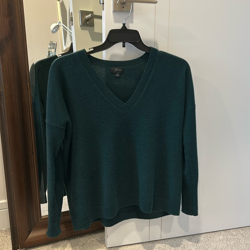 J. Crew V-neck boyfriend sweater in 100% cashmere, size XS, forest green